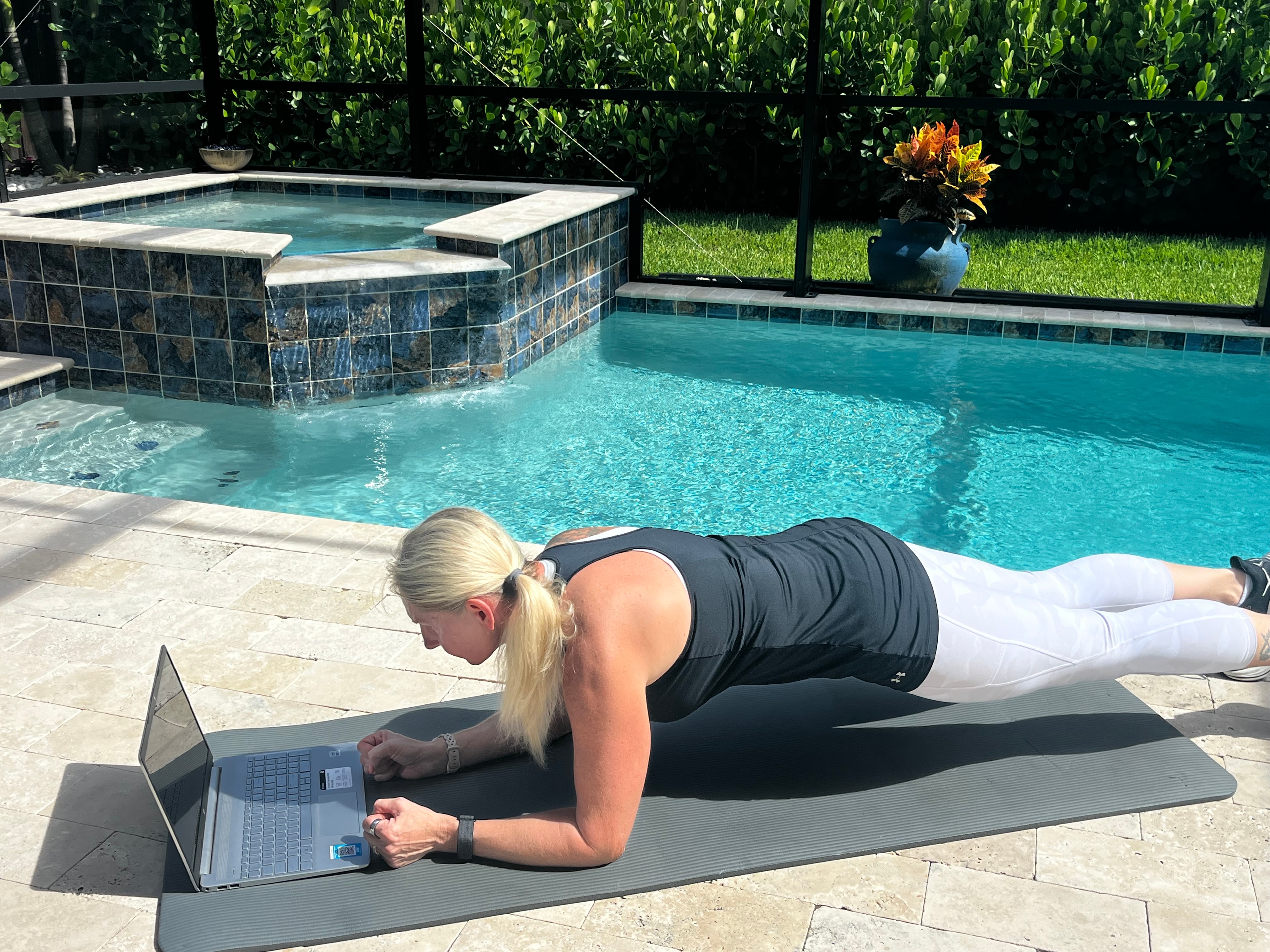 Virtual fitness training session via video call